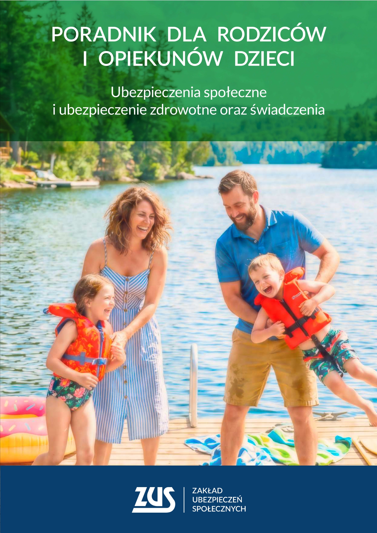 Okładka poradnika ZUS dla rodzic&oacute;w i&nbsp;opiekun&oacute;w dzieci. W g&oacute;rnej części, na&nbsp;zielonym tle z&nbsp;widokiem lasu, znajduje się napis: &bdquo;Poradnik dla rodzic&oacute;w i&nbsp;opiekun&oacute;w dzieci. Ubezpieczenia społeczne i&nbsp;ubezpieczenie zdrowotne oraz&nbsp;świadczenia&rdquo;. W centralnej części widoczne jest uśmiechnięte małżeństwo z&nbsp;dw&oacute;jką małych dzieci na&nbsp;drewnianym pomoście nad jeziorem. Dzieci mają na&nbsp;sobie pomarańczowe kamizelki ratunkowe i&nbsp;bawią się z&nbsp;rodzicami w&nbsp;słoneczny dzień. W dolnej części znajduje się granatowy pasek z&nbsp;logo Zakładu Ubezpieczeń Społecznych (ZUS).