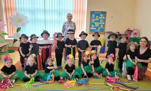 Seniorzy czytają dzieciom