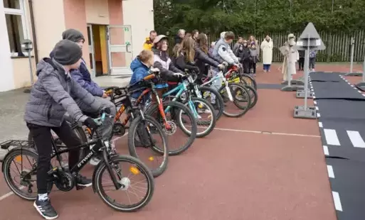 Nauka i zabawa na dwóch kółkach. Otwarcie miasteczka rowerowego w SP w Żychlinie