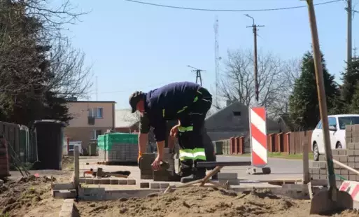 Trwa budowa chodnika w Główiewie